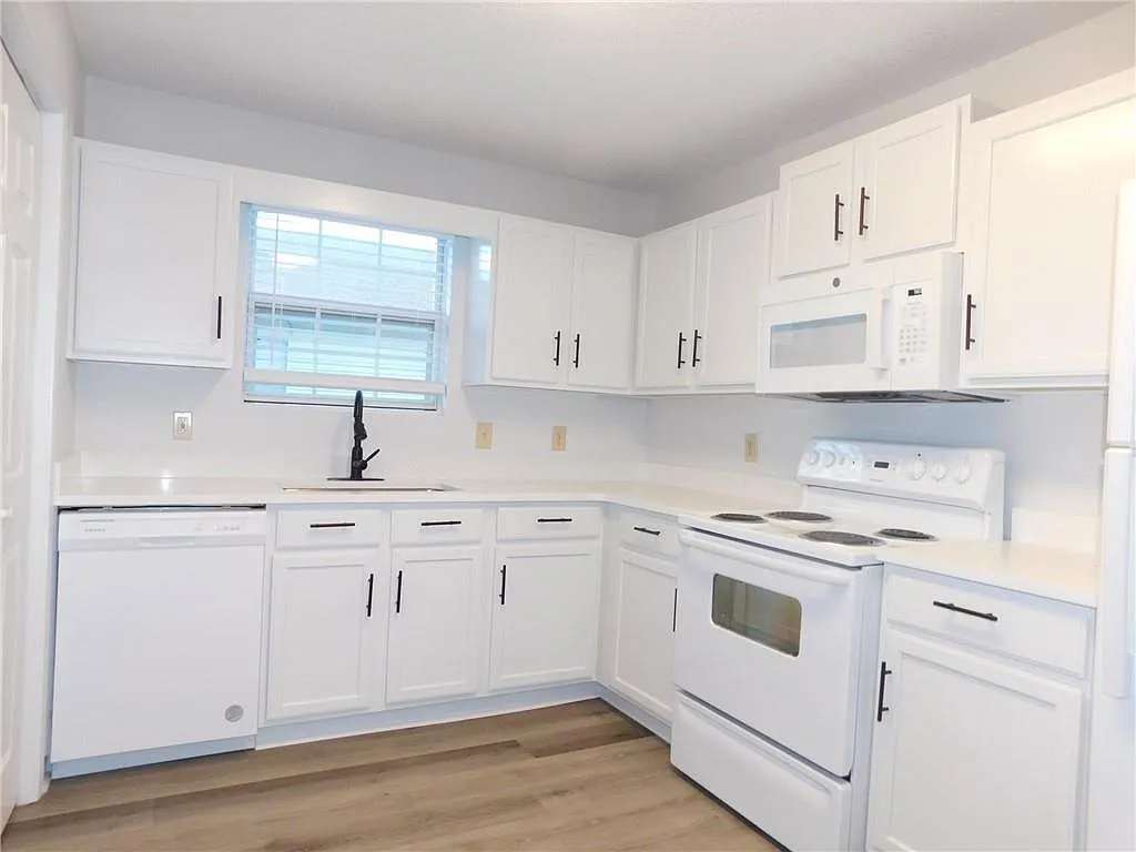 2 bed, 1.0 bath, 864 sqft, $1,295 — Photo 2