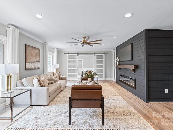 3rd image of 1250 Westbrook Cir