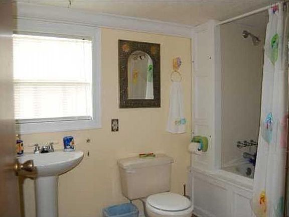 5th image of 307 Louise St