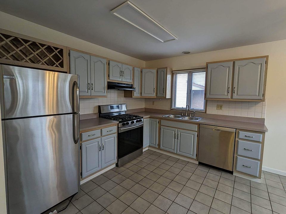 1st image of 11 Henderson Pl
