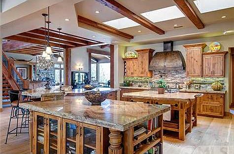 this kitchen spells home.  