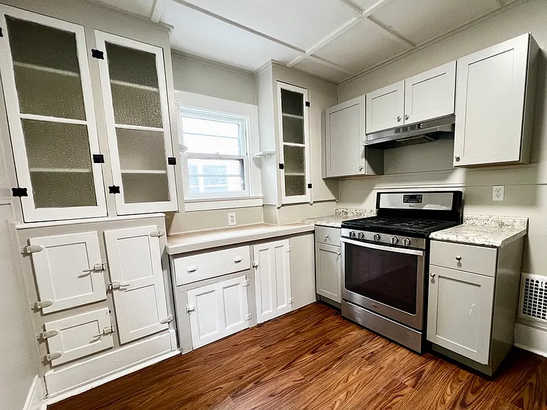 887 Woodbine Ave — Photo 1