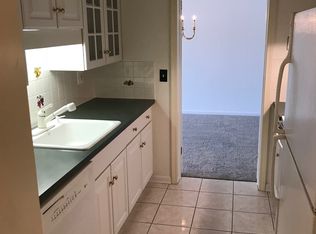 1750 Vernier Rd APT 15, Grosse Pointe Woods, MI 48236