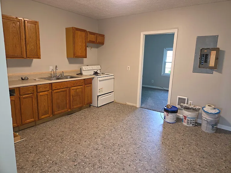 1008 E Kirby Ave — Photo 3