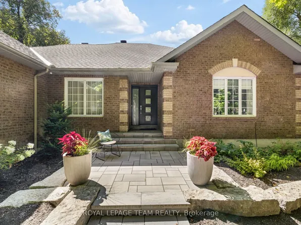 1510 Reindeer Way, Ottawa, ON K4P 1N1