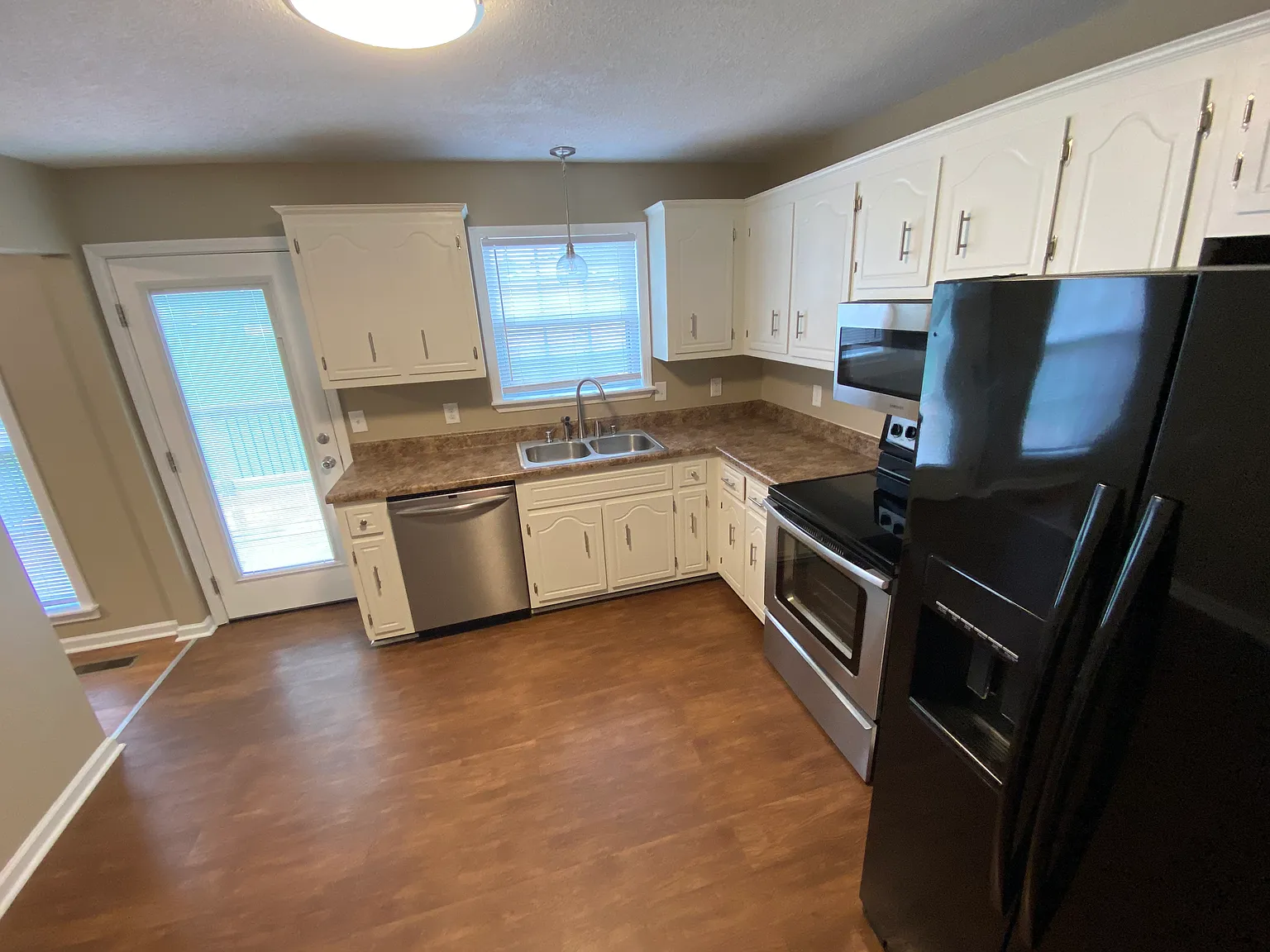 3 bed, 1225 sqft, $1,600 — Photo 2