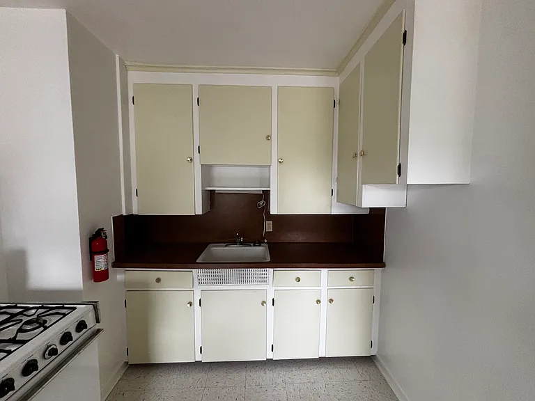 142 N Riverview Dr #3 — Photo 9