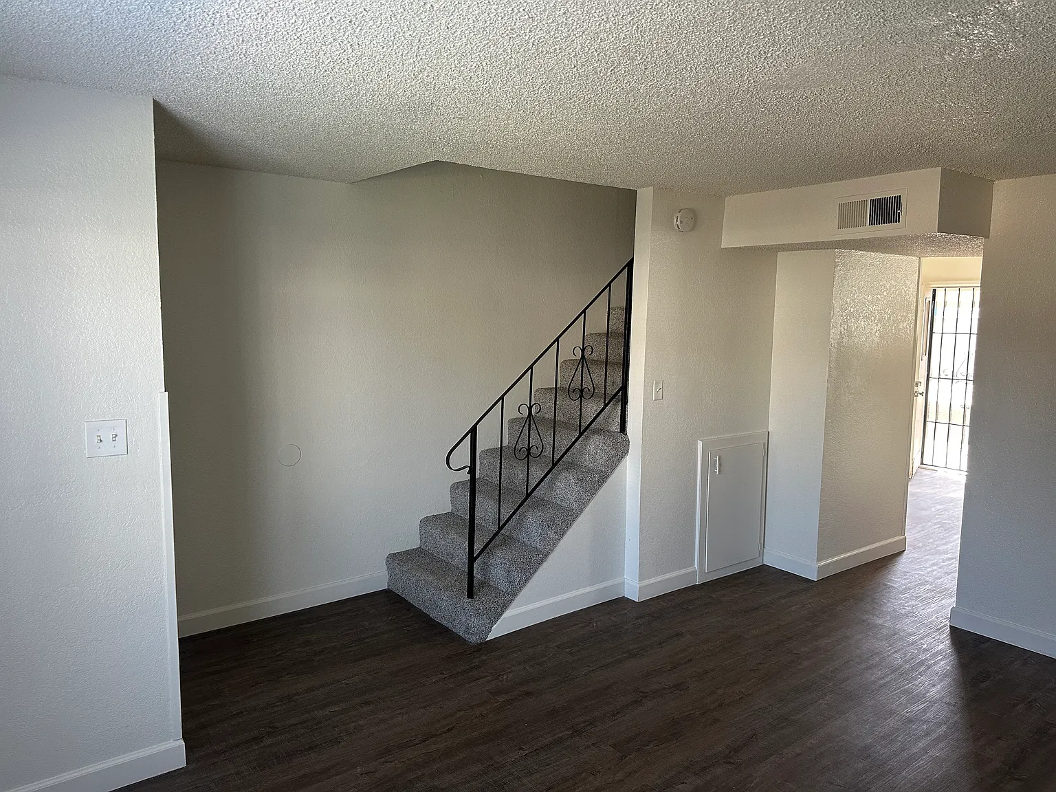 2 bed, 1.5 bath, 960 sqft, $1,545 — Photo 2