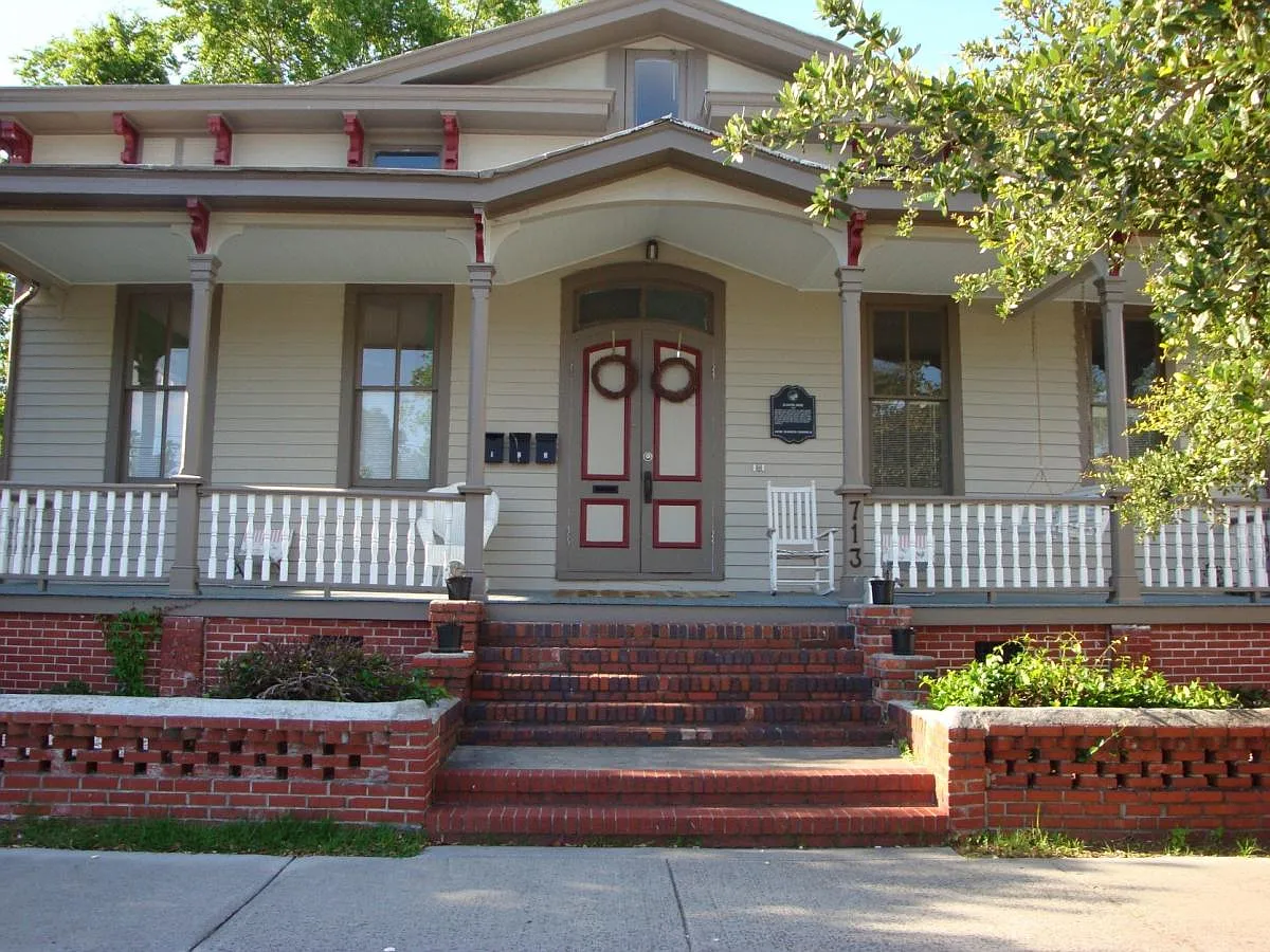 713 Chestnut Street — Photo 2