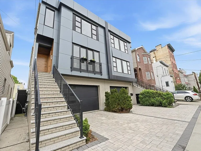 290 Griffith St #2 — Photo 10