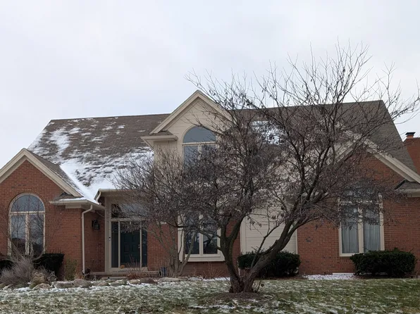 1075 Redding Dr, Troy, MI 48098