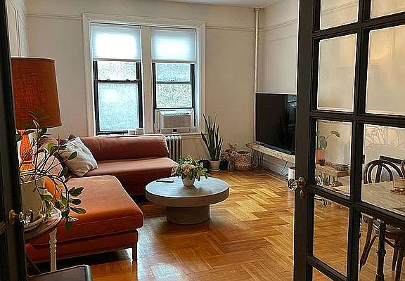 4th image of 881 Washington Ave APT 2L