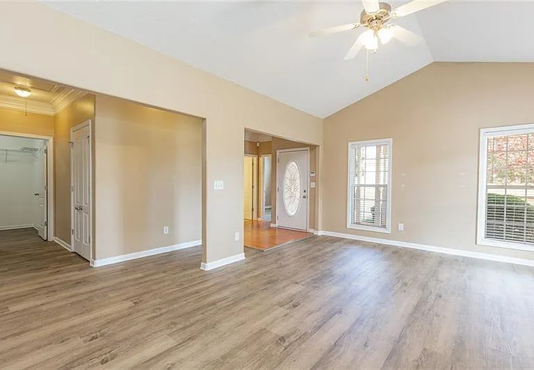 300 McKendree Ct — Photo 5