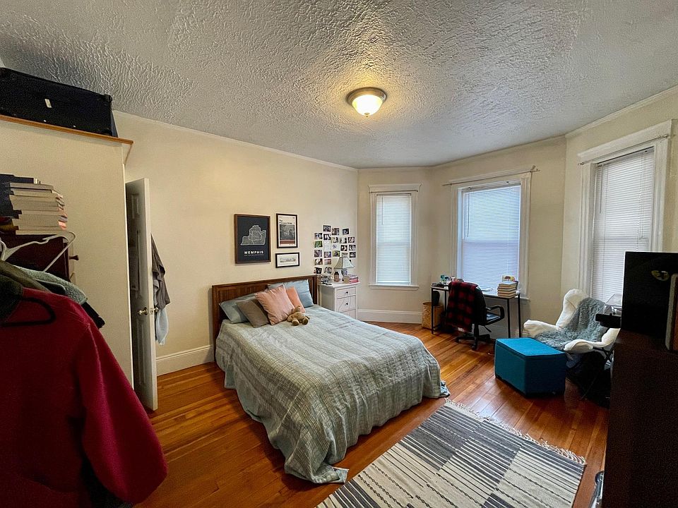 1st image of 160 Kelton St #2