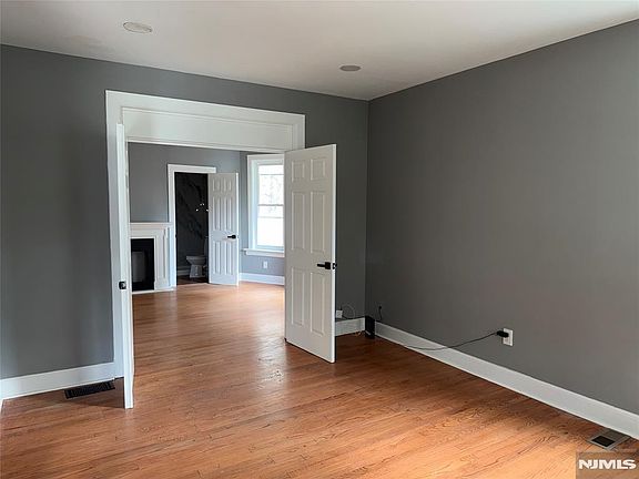 4th image of 178 Berry St