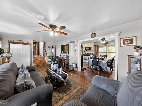 3rd image of 871 Broadfield Dr