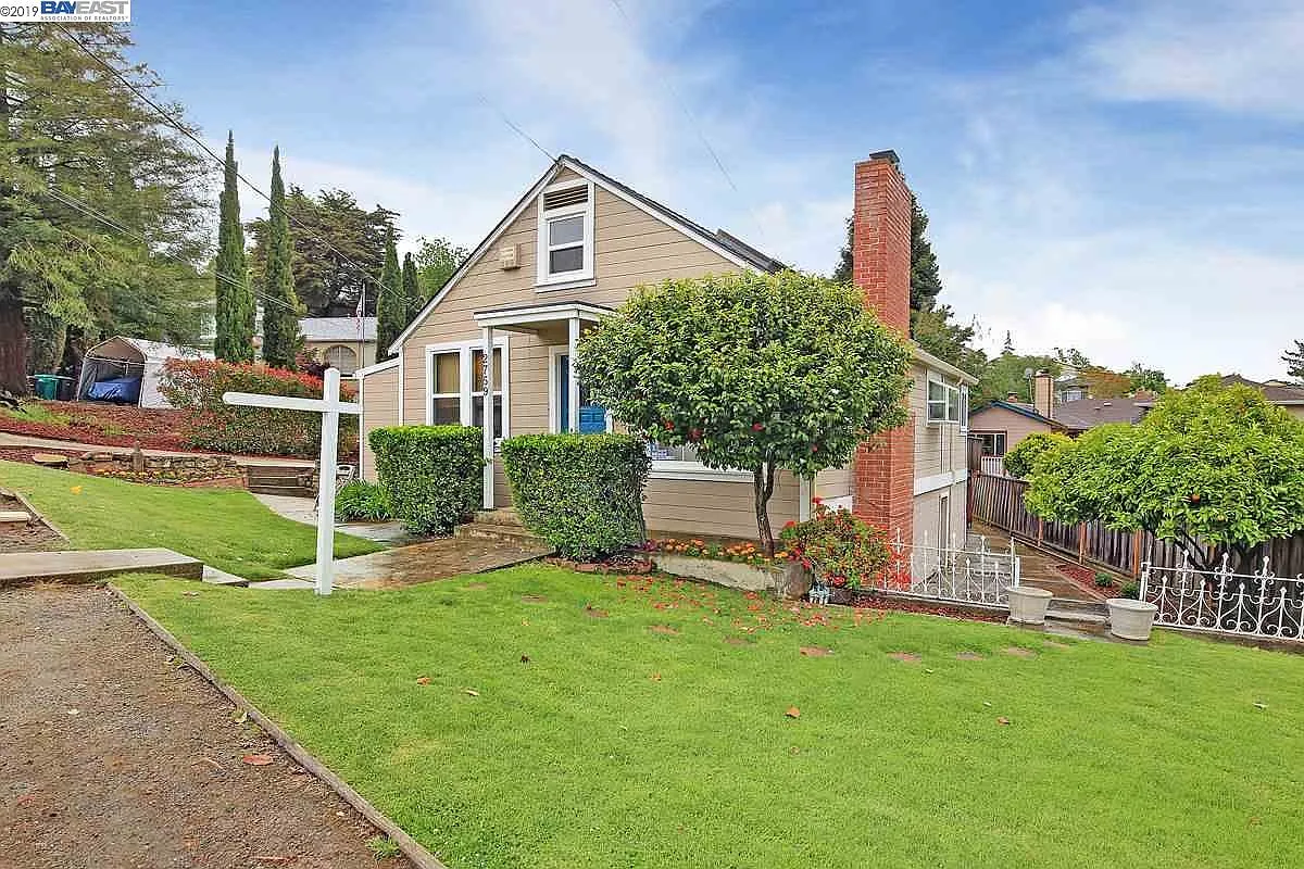 2759 East Ave photo 1
