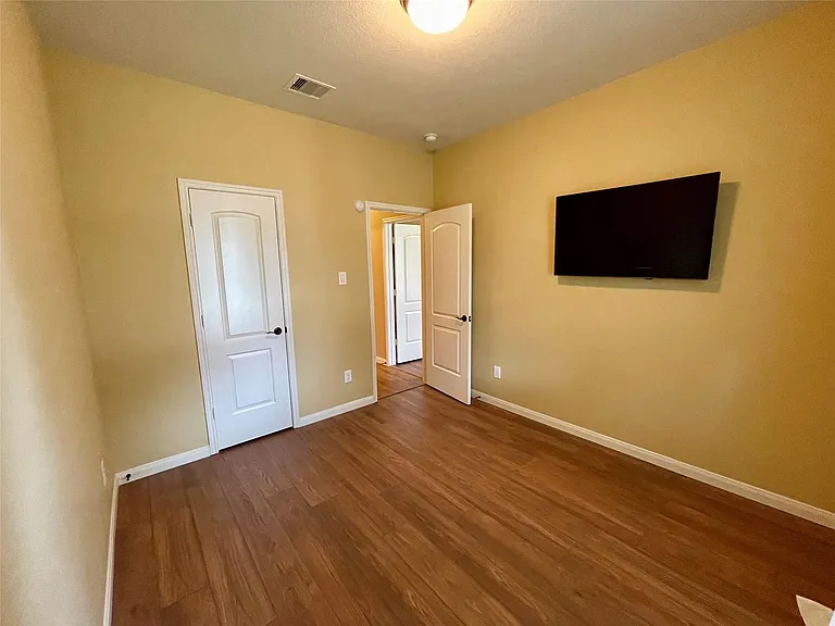 2035 Borthwick Ln — Photo 32
