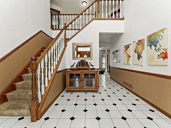 4th image of 171 Hickory Heights Dr