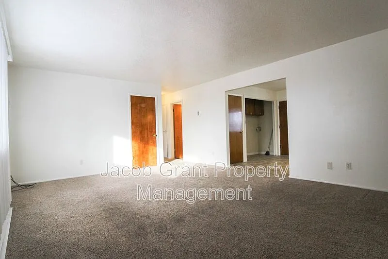 Building Photo - 2118 Saint Clair Rd