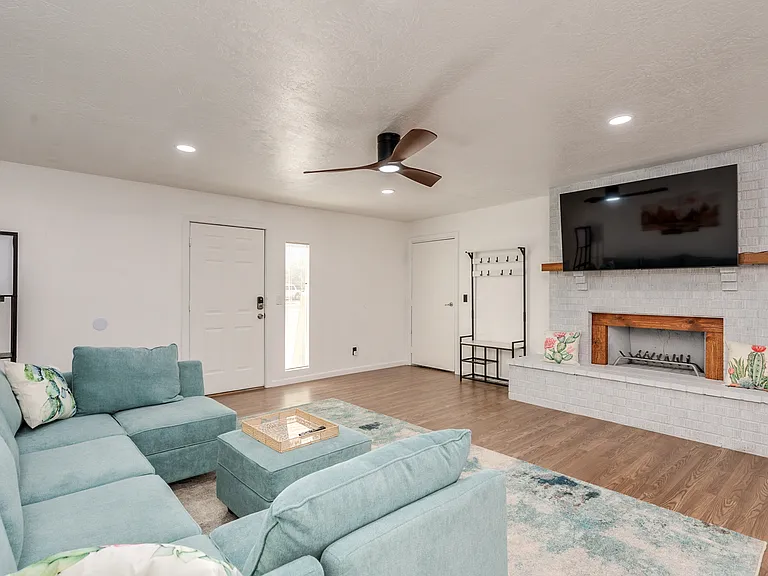 E Celeste Dr — Photo 3