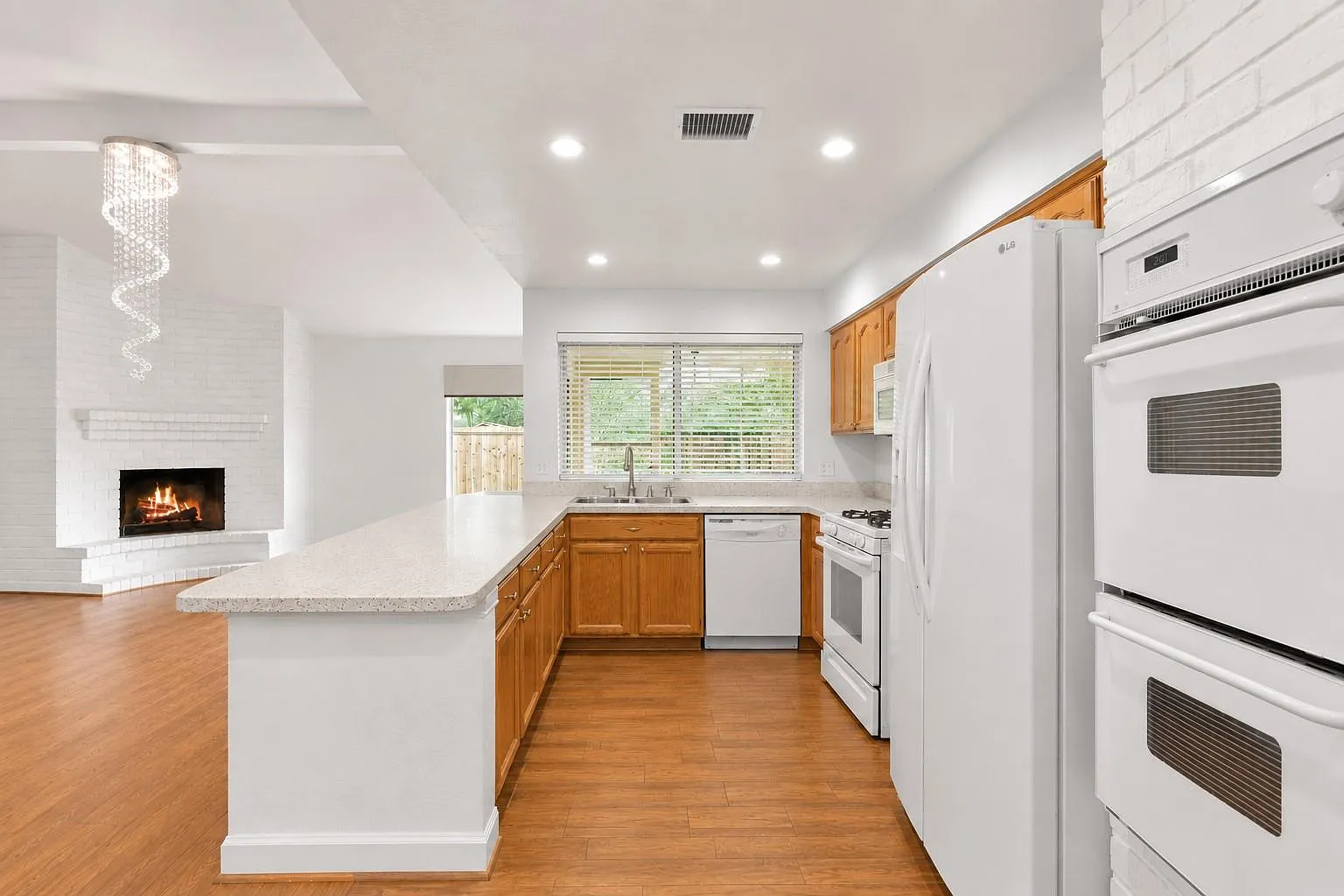 3 bed, 2.0 bath, 1765 sqft, $2,000 — Photo 4