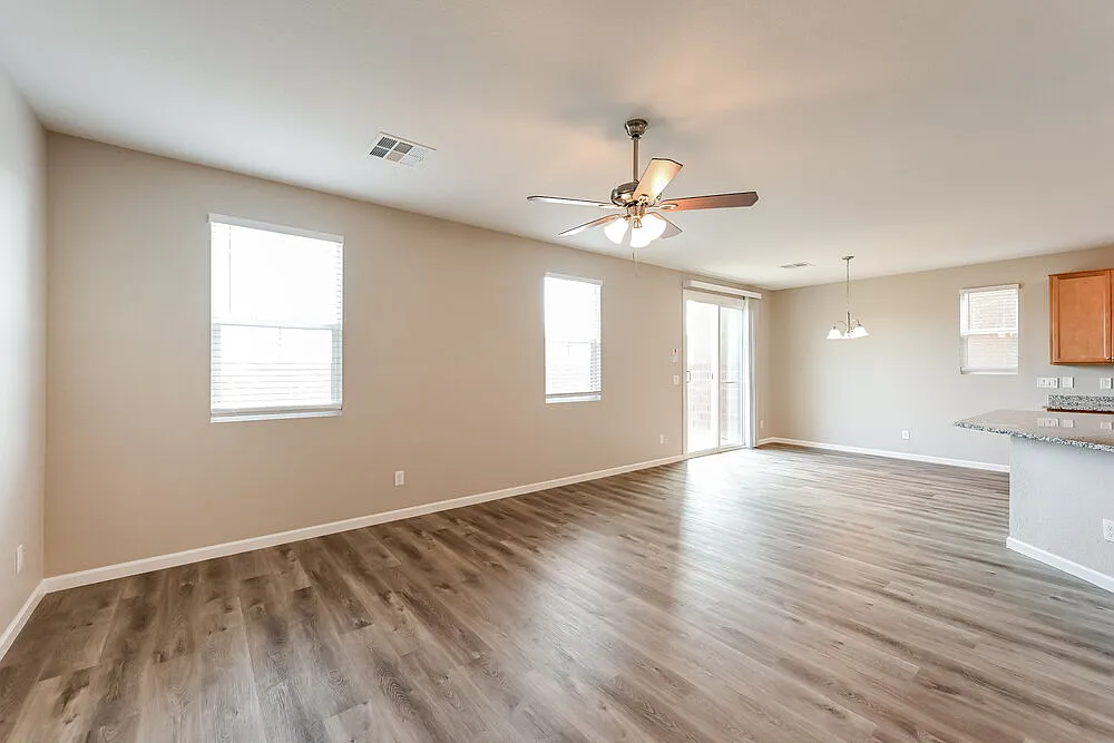 3 bed, 2.5 bath, 1945 sqft, $2,370 — Photo 4