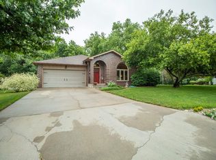 2100 Cat Creek Dr, Wamego, KS 66547