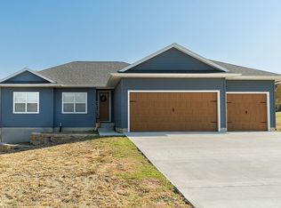 101 Leonard Ln, Waverly, IA 50677