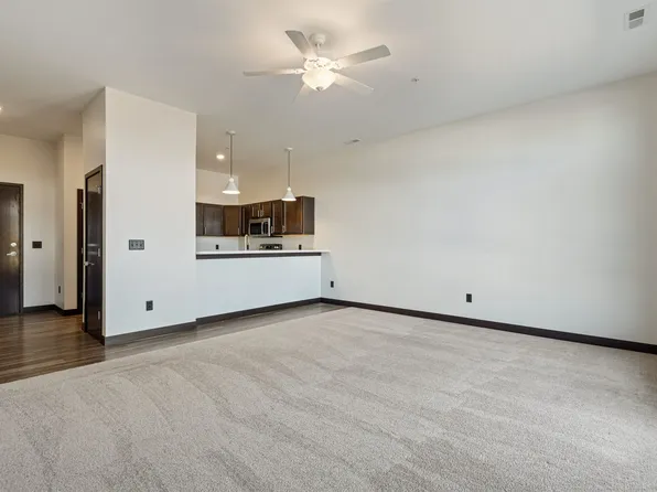 120 Twin Steeples Cir NE Unit 213, Dyersville, IA 52040