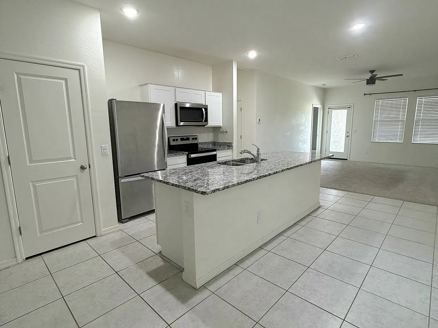 3 bed, 1402 sqft, $2,100 — Photo 3