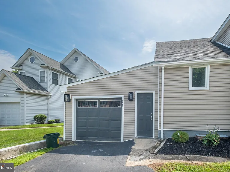 124 Robbins Ave #C — Photo 2