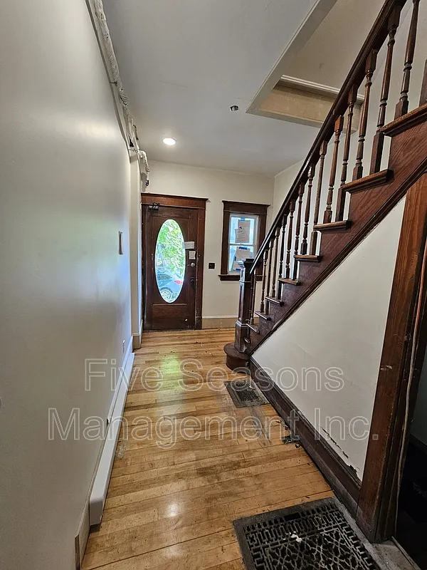 3 bed, 1.0 bath, 1200 sqft, $3,000 — Photo 3