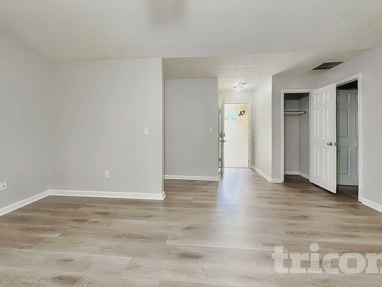 270 Rosewood Dr — Photo 2
