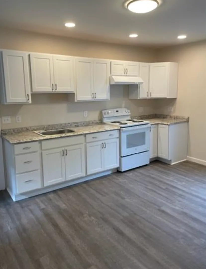 3 Bedroom, 1 Bathroom — Photo 1