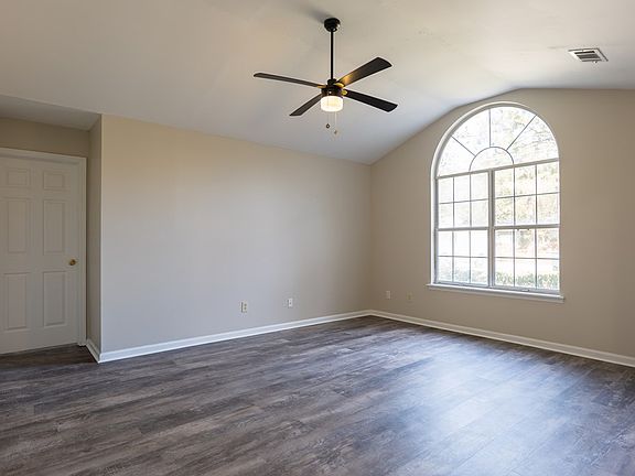 3rd image of 240 Parkview Cir