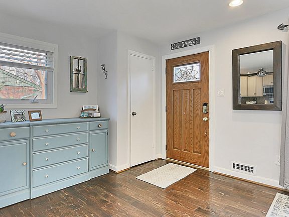 3rd image of 415 Rollins St