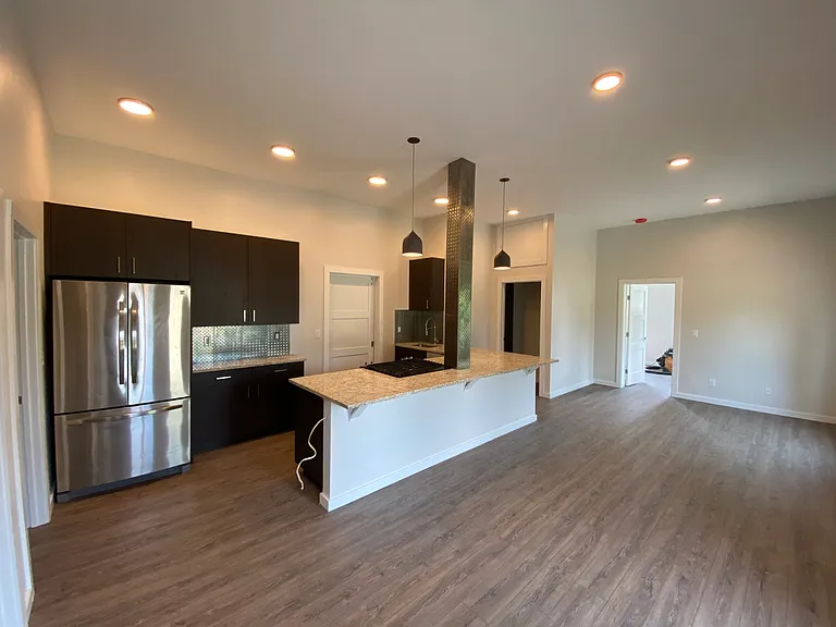 350 Oak St — Photo 1