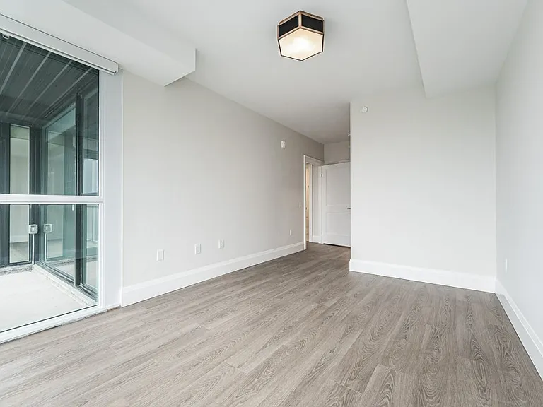 460 Columbia St W — Photo 91