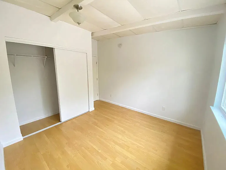 638 N Bayview Ave — Photo 13