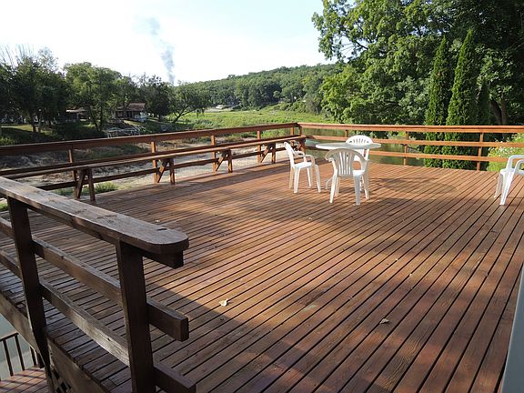 LARAGE DECK, LAKE VIEW