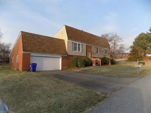 2009 Lombardi Dr, Blacksburg, VA 24060