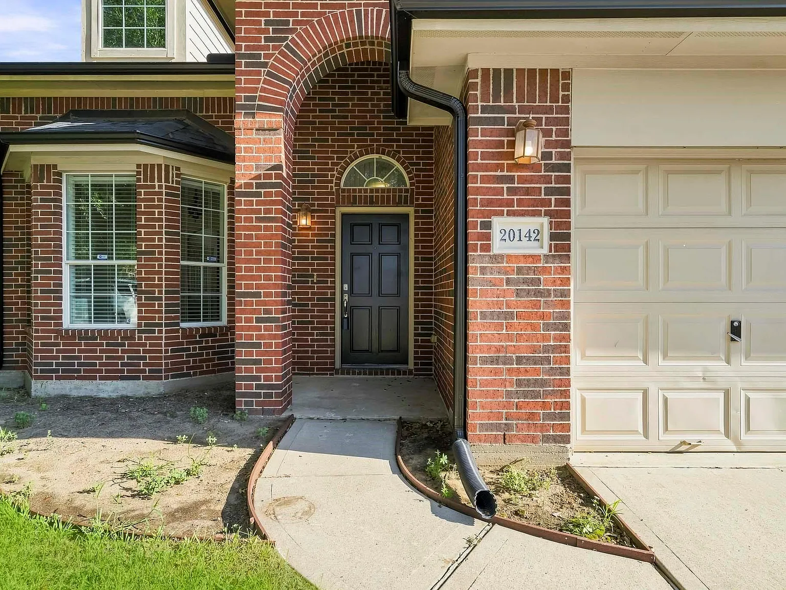 4 bed, 2.5 bath, 2470 sqft, $2,400 — Photo 2