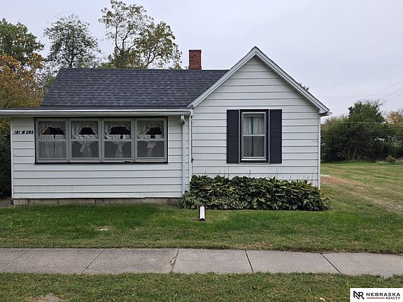 2nd image of 161 W 2nd St