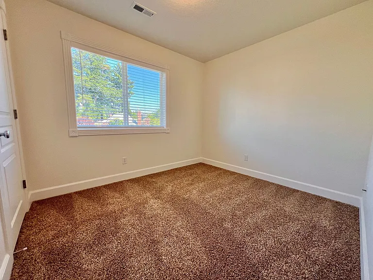 16733 NE Halsey St — Photo 14