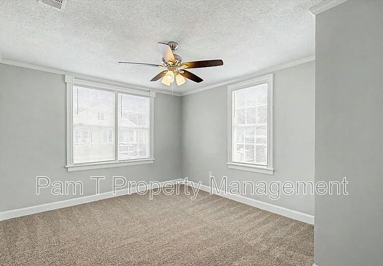633 W 35th St — Photo 14