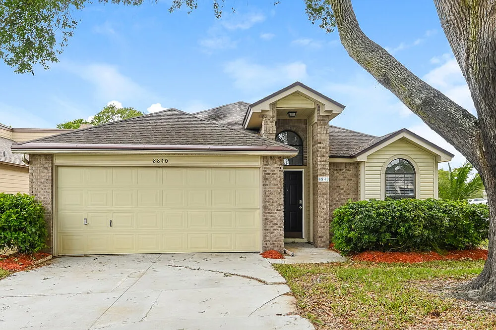 3 bed, 2.0 bath, 1452 sqft, $2,280 — Photo 1
