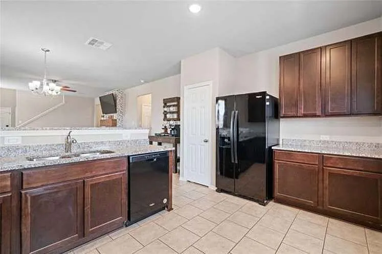4 bed, 2074 sqft, $2,595 — Photo 4