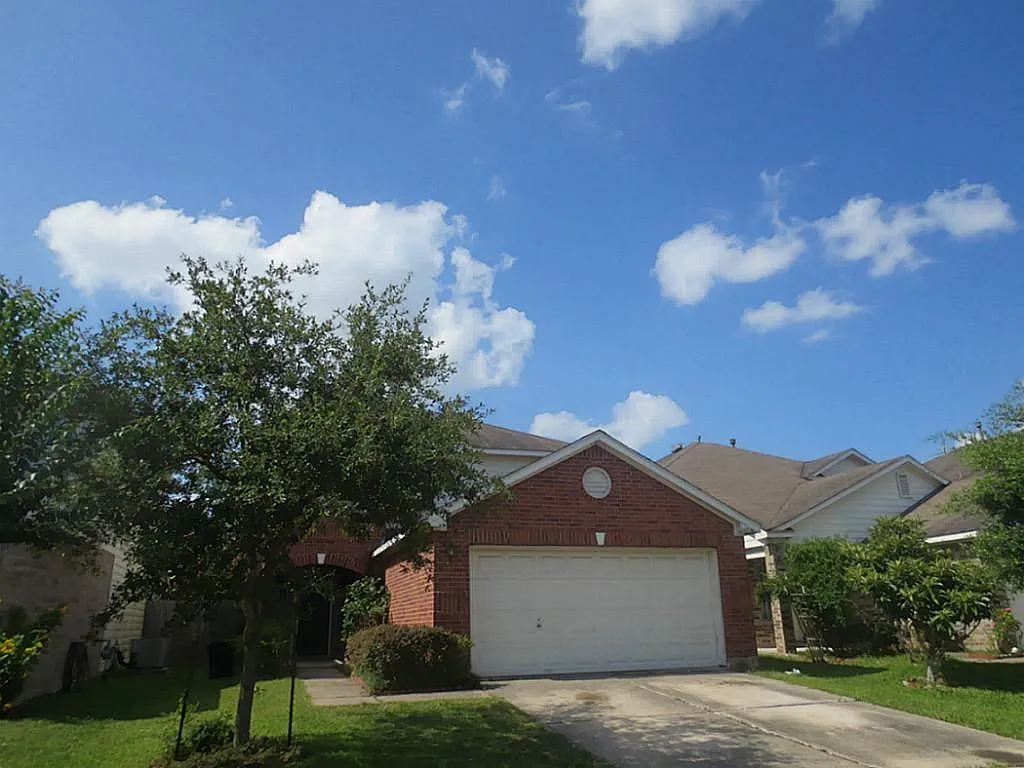 4 bed, 2.5 bath, 1950 sqft, $2,100 — Photo 2