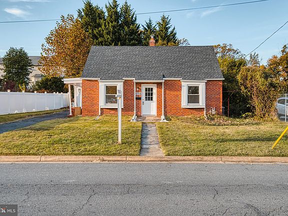 3rd image of 6916 Arlington Blvd